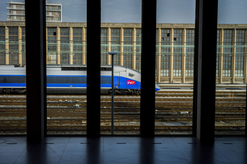 Passage d'un TGV en gare