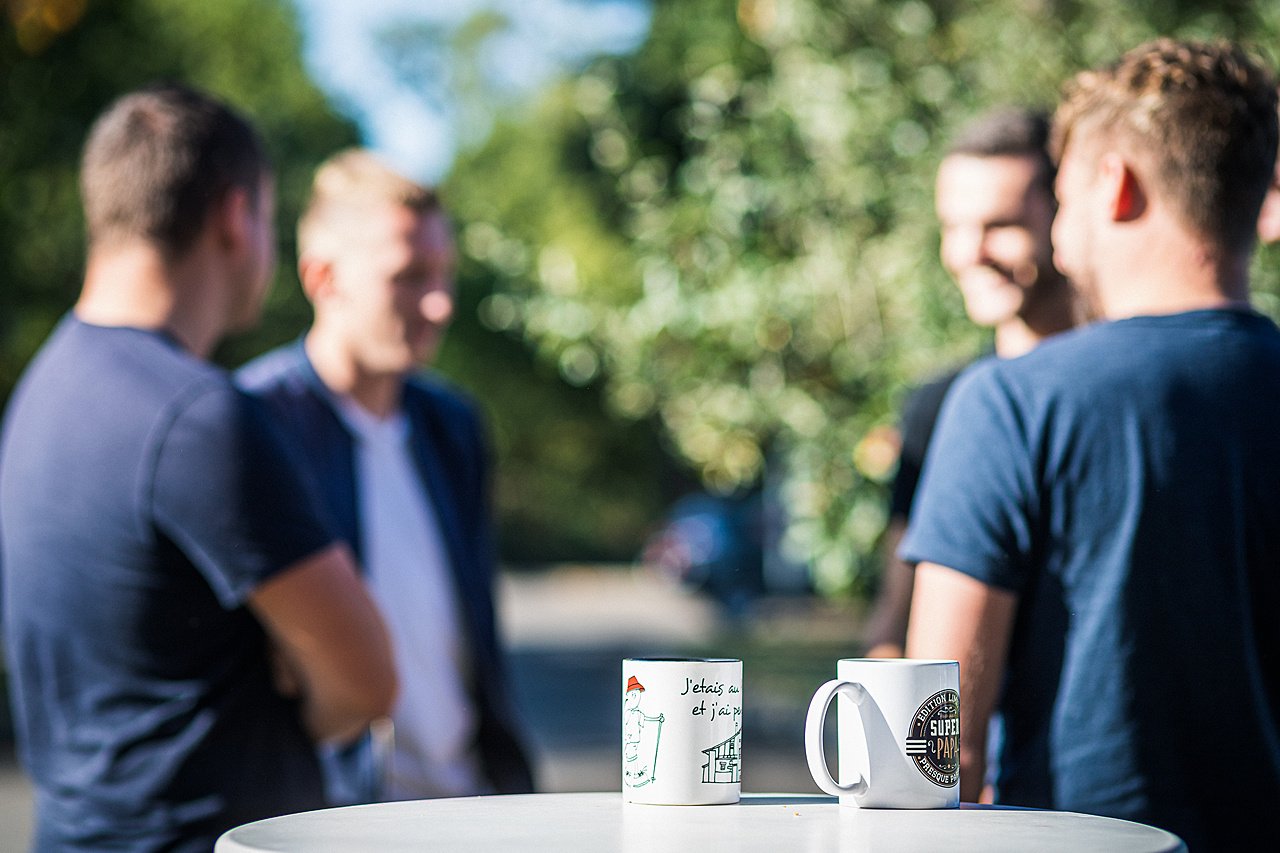 Mugs à café au premier plan